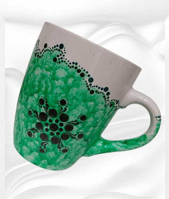 Handbemalte Keramiktasse . frisches Grün mit schwarzem Mandala ( Modell :Vera)