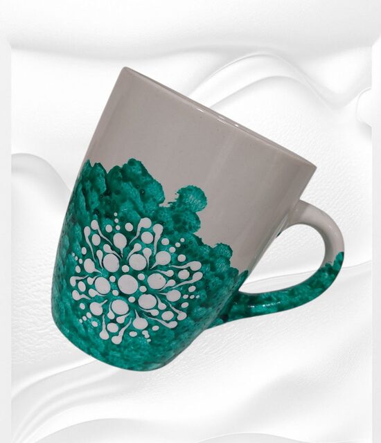 Handbemalte Karamiktasse - Smaragdgrün mit weißem Mandala ( Modell: Silva)
