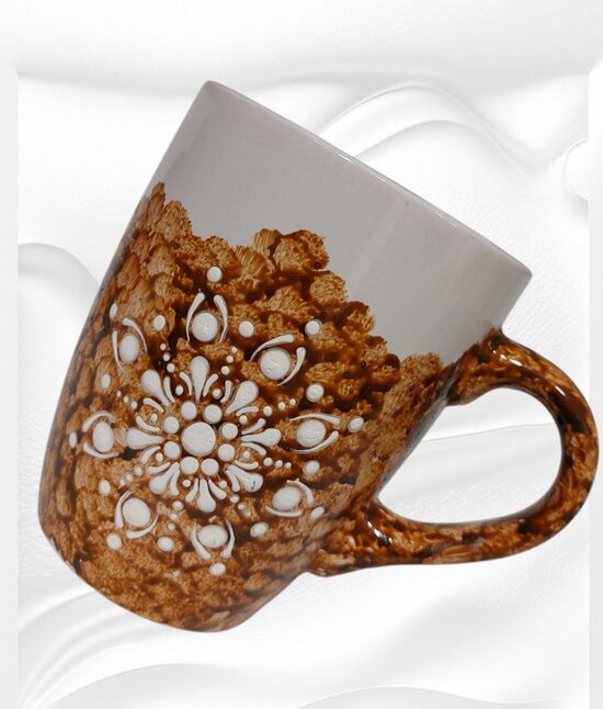 Handbemalte Keramiktasse- Naturbraun mit weißem Mandala ( Modell : Terra)