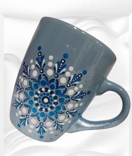 Handbemalte Keramiktasse mit Mandala in Blau & Weiß - Ausdrucksstark und stilvoll