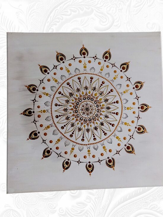 Handmade Mandala in Weiß und Gold - Licht, Zentrierung und Eleganz
