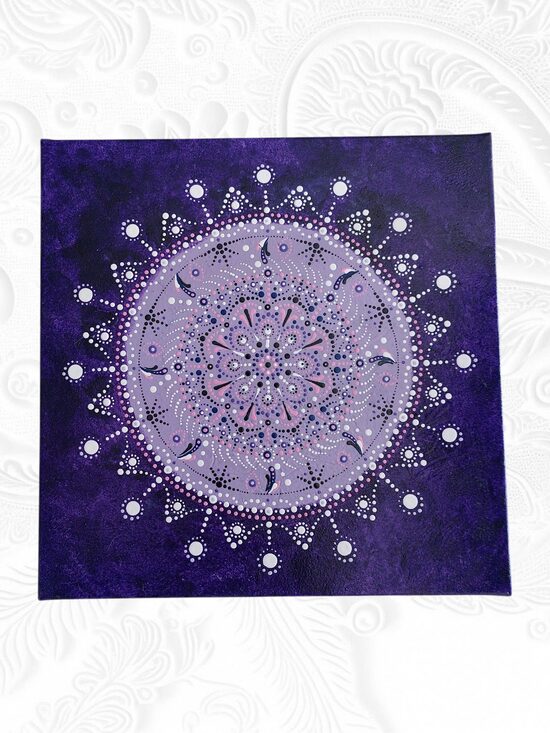 Handmade Mandala in Violett - Intuition, Sanftheit und innerer Raum