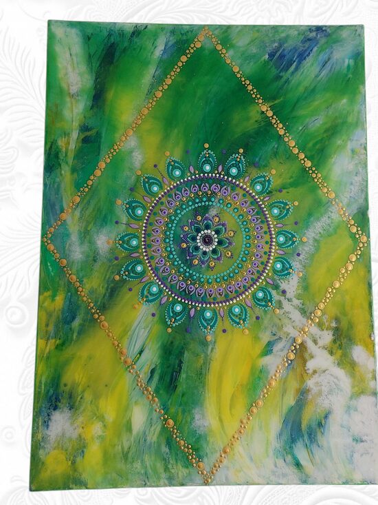 Handmade Mandala in Grün und Gold - Natur, Heilung und innere Balance