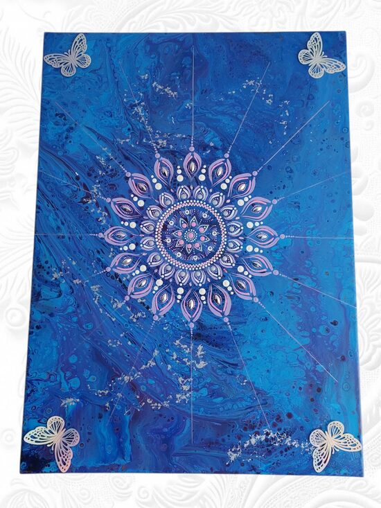 Handmade Mandala in Blau mit Schmetterlingen - Transformation, Tiefe und Leichtigkeit