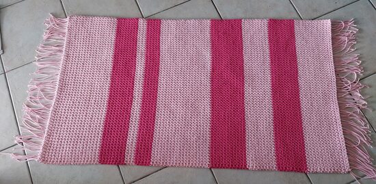 Gestreifter Häkelteppich in Rosa & Pink mit Fransen-Handarbeit