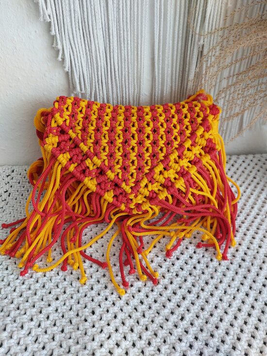 Makramee-Tasche - handgemacht in Rot & Gelb mit Fransen