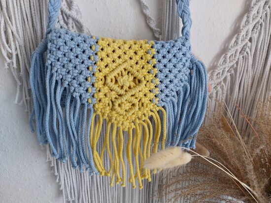 Makramee Tasche "Sunny Sky" - handgemacht in Hellblau & Gelb mit Fransen