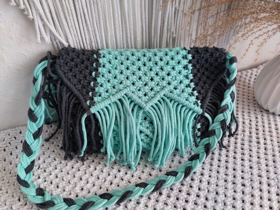 Makramee-Tasche "Mint & Charcoal" - handgeknüpft mit Fransen und Flechtgurt