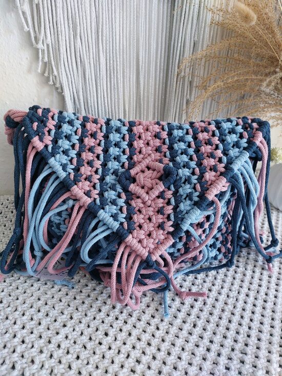 Makramee-Tasche - handgemacht in Rosa, Hellblau & Navy mit Fransen