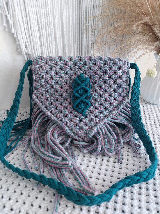 Makramee-Tasche "Boho Spirit" - handgemacht mit Farbspiel & Fransen