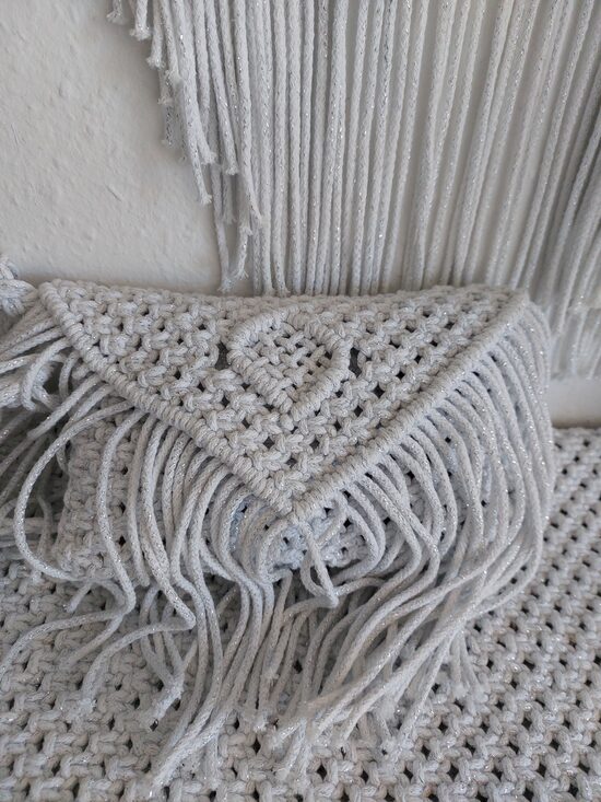 Makramee-Tasche "Pure Light" - handgeknüpft, mit Fransen & Diamantmuster