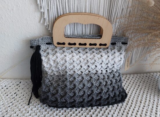 Häkeltasche "Schwarz auf Weiß" mit Holzgriffen - handgemacht im Farbverlauf