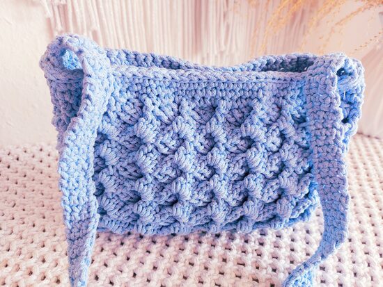 Häkeltasche "Blue Sky" . in zartem Hellblau
