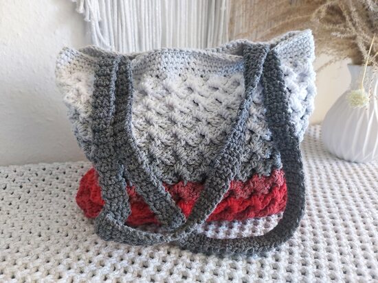 Häkeltasche aus 100 % Baumwolle in Rot, Grau