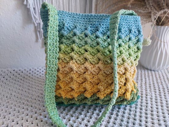 Handmade Damentasche gehäkelt