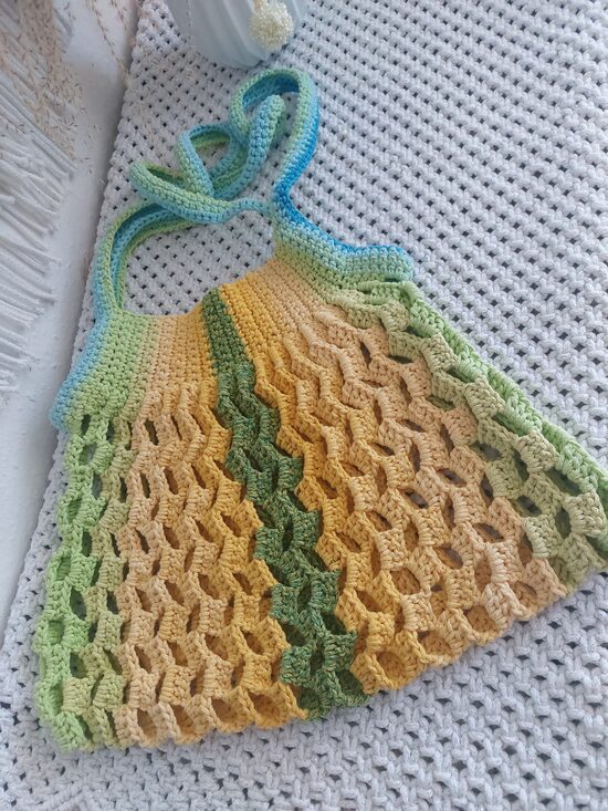 Häkeltasche "Sommerwiese " - luftige Netzstruktur in Farbenverlauf gelb, grün, Blau