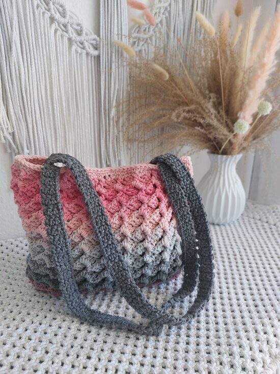 Häkeltasche "Rosengrau" - handgefertigte Schultertasche mit Farbverlauf