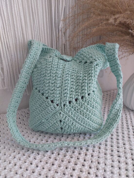 Häkeltasche "Minttraum" - hangefertigte Schultertasche in zartem Mintgrün