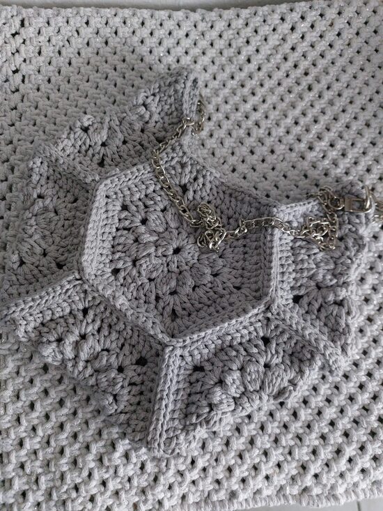 Häkeltasche "Hexa Chic" - geometrische Eleganz in Grau