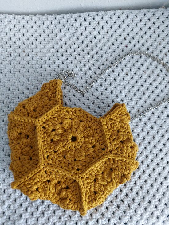 Mini-Häkeltasche "Golden Hexa" - Mustard Chic mit Metallkette