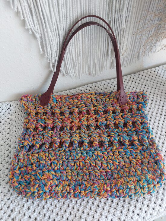 Bunte Häkeltasche mit Kunstledergriffen - hangemacht & einzigartig