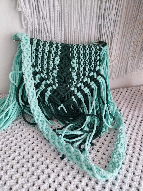 Handmade Makramee Damentasche in Grün & Mint, mit Fransen