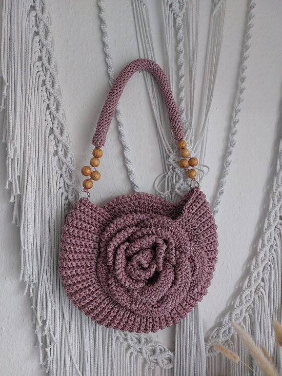 Häkeltasche "Rosenblüte"-handgemachte Tasche mit Blume