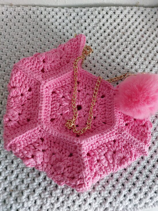 Gehäkelte Tasche mit Golskette und Puschel