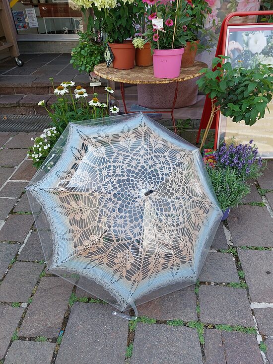 Regenschirme gehäkelt